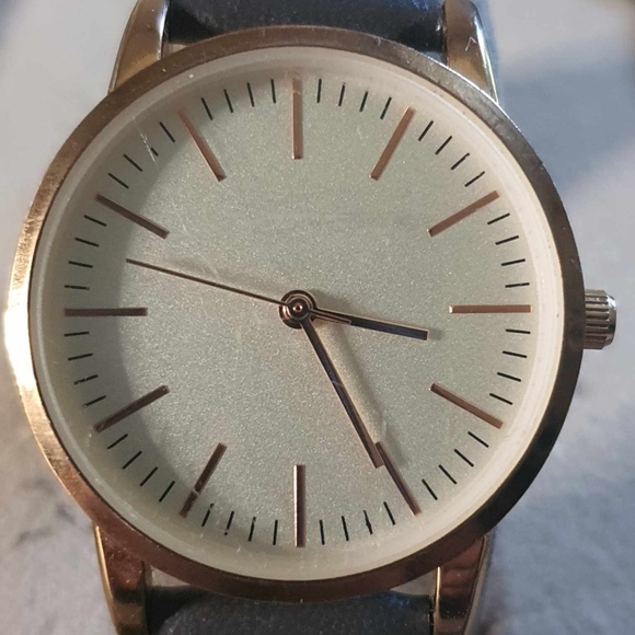 🦋10/$20🦋 H&M #270148 Rose Gold/Silver Leather Women's Watch - Picture 1 of 4